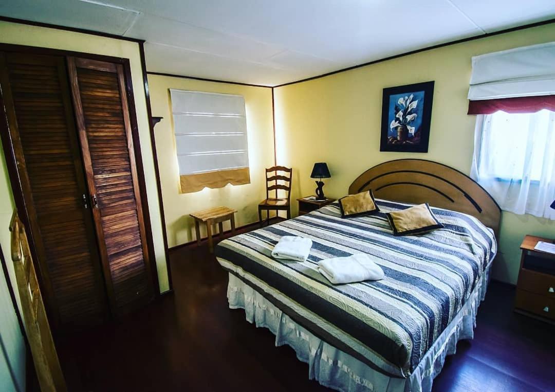 Hostal Alcazar Puerto Natales Exteriör bild